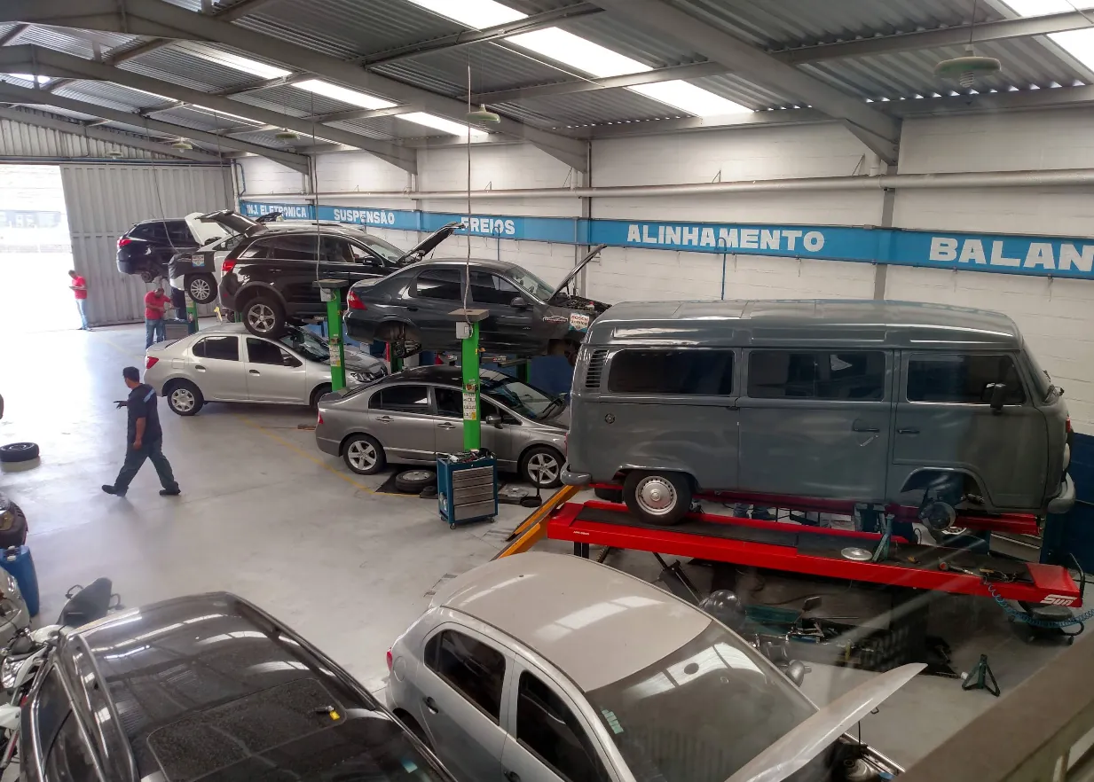 Interior do Centro Automotivo Machado com veículos em manutenção
